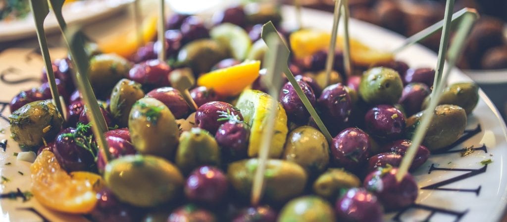 A Basic Guide to Olives: What to Know Before you Make Your Next Cheese Tray| Make Your Cheese Tray with Olives| How to Use Olives on a Cheese Tray| How Olives Go with Wine| #olives #cheeseplate #wine&cheese #wine #cheesetray