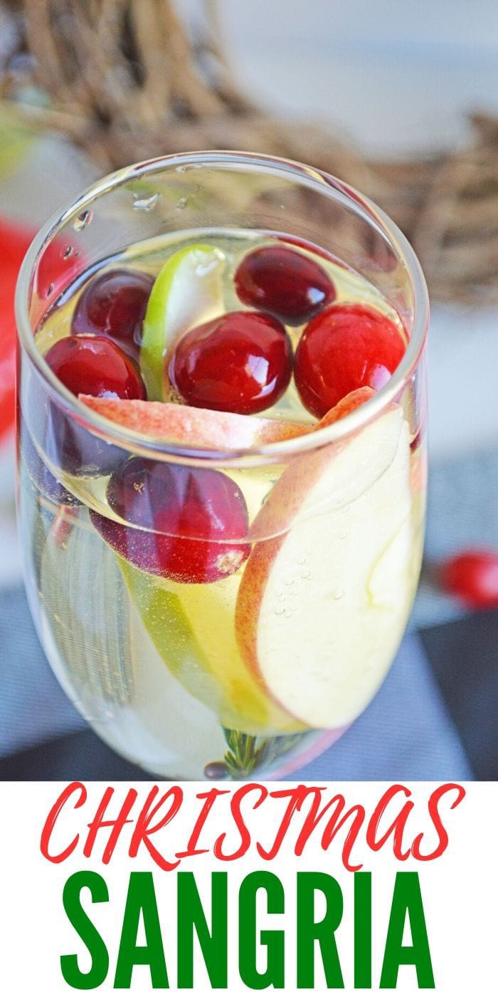 White Sangria Cocktail | Christmas Cocktail | Best Wine Cocktail | White Christmas Sangria Cocktail | Fun and creative white wine ideas | Drinks for a crowd | Alcoholic Punch Recipes #wine #cocktail #sangria #christmas