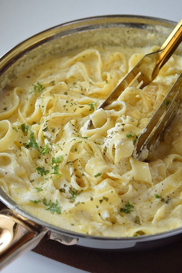 Fettuccine Alfredo (Olive Garden Copycat) - Rich dishes for wine pairings
