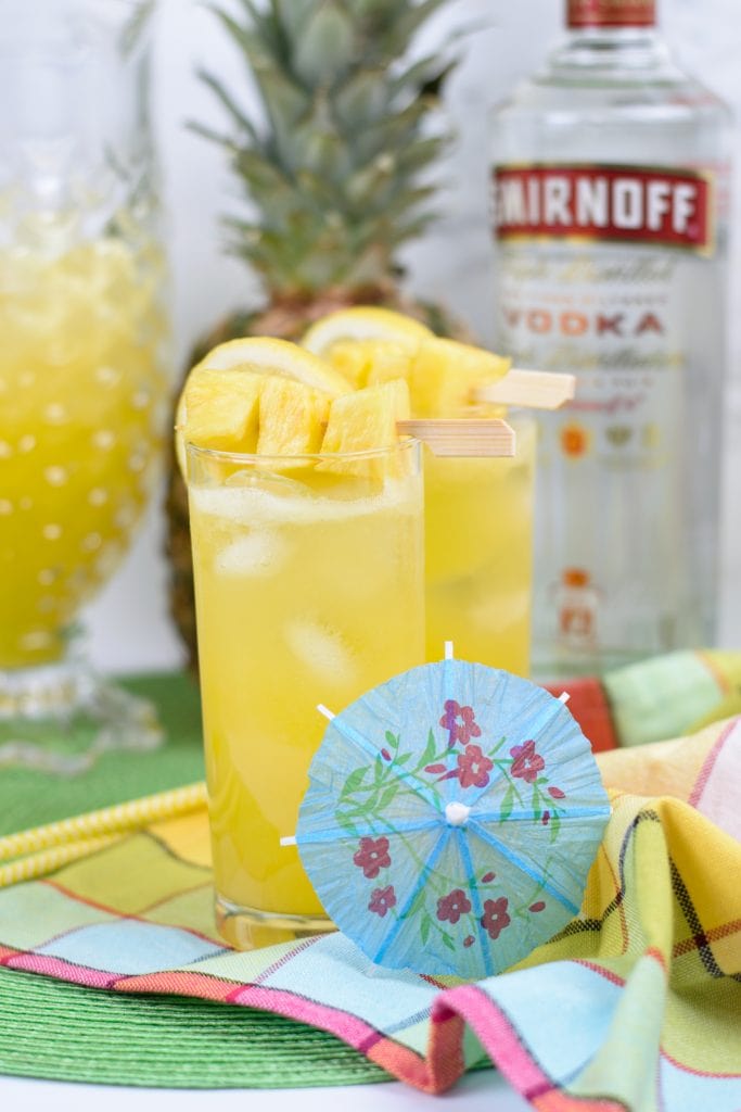 Boozy Pineapple Lemonade | Summer Cocktails | Best Spiked Lemonade Recipe | Spiked Lemonade and Pineapple | Lemon and Pineapple Cocktail Pineapple Lemonade Cocktail Recipe | Pineapple Lemonade Recipe | #spikedlemonade #cocktail #boozylemonade