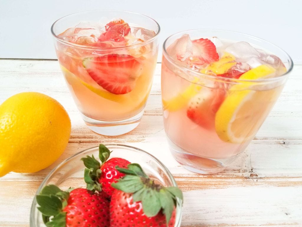 Pink Moscato Lemonade Cocktail - Aspiring Winos