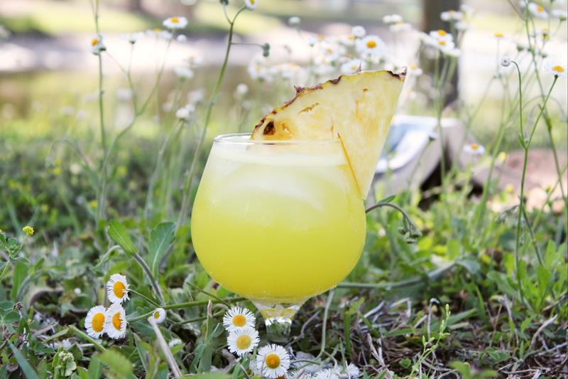 Tropical Pineapple Spritzer cocktail 