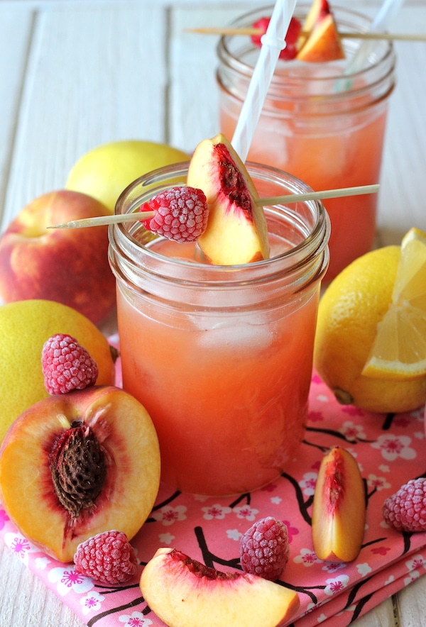 Virgin #Mocktails and Non-Alcoholic Cocktails | Raspberry peach lemonade with fresh fruit skewers and mason jar drinks