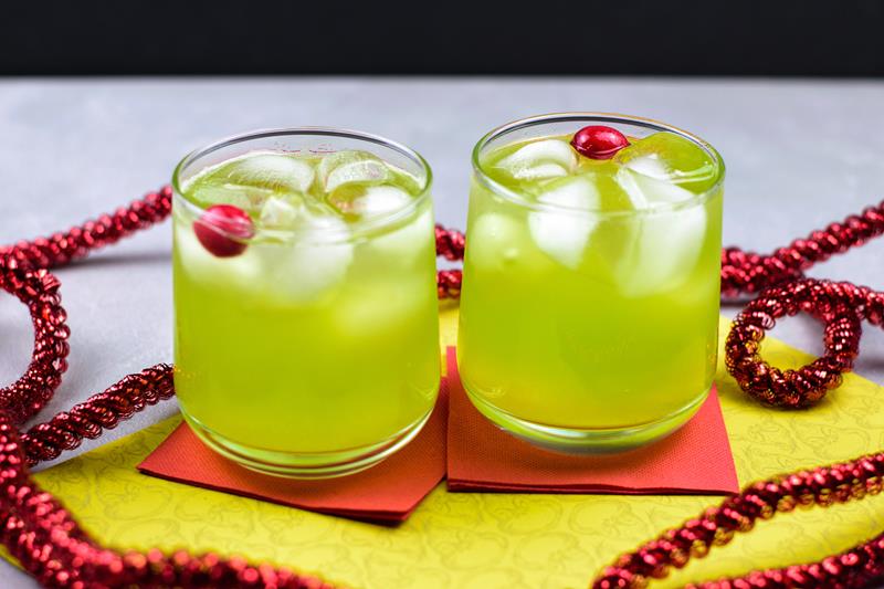 mean one grinch Christmas mocktail recipe for kids and non alcoholic drink recipe 