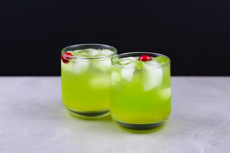 Grinch themed mocktail non alcoholic drink recipe for all ages 