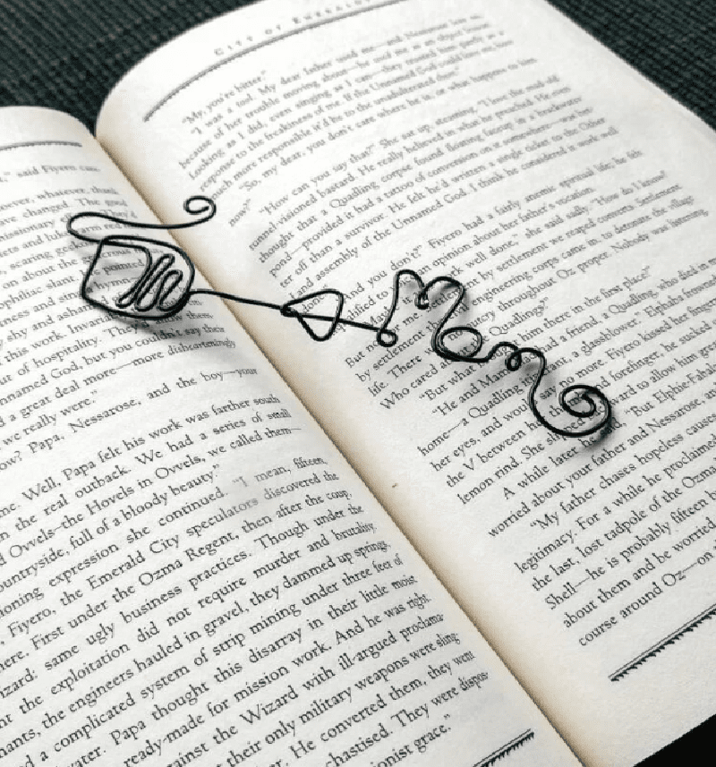 black wire personilzed bookmark that shows wine glass and mom 