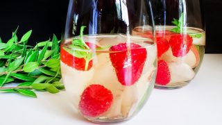 Raspberry Peach Sangria: Choose Your Own Wine| Raspberry Peach Sangria| Peach and Raspberry Sangria| Sangria Cocktails| Wine Cocktails #wine #cocktails #sangria
