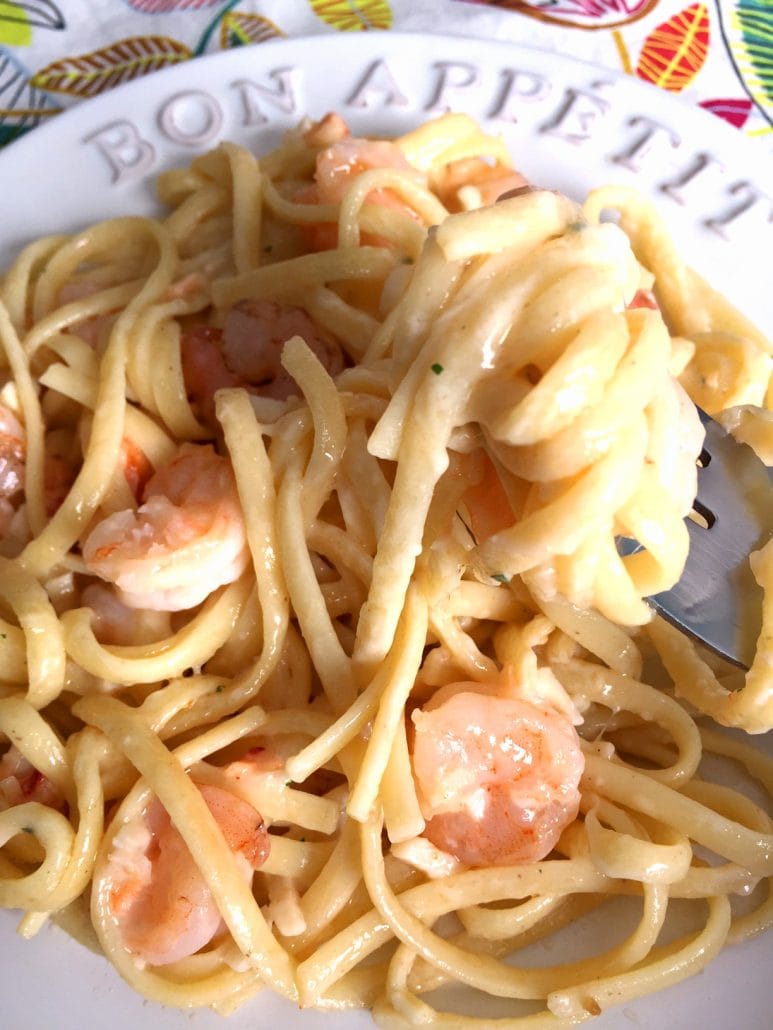 Weeknight Wine Ideas - Easy Creamy Garlic Shrimp Linguine Pasta